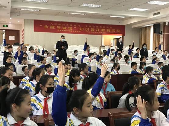 大厅里的人群
描述已自动生成